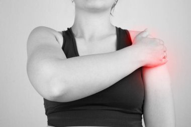 Bir kadının omzunda acı, siyah beyaz bir fotoğraf.