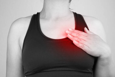 Kalp bölgesinde ağrı, siyah beyaz fotoğraf.