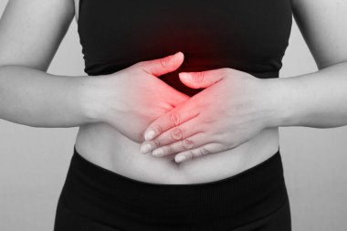 Karın ağrısı, mide bölgesinde ağrı, mide iltihabı ya da pankreas iltihabı belirtileri, karın ağrısı olan bir kadın.