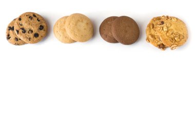 Beyaz arkaplanda farklı yuvarlak kurabiyeler var. Kopya alanı, metin için yer. Beyaz arkaplanda çerezler