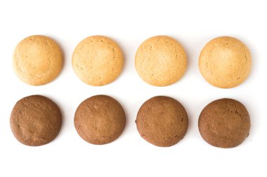 Beyaz arkaplanda farklı yuvarlak çerezler