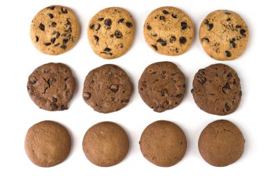 Beyaz arkaplanda farklı yuvarlak çerezler