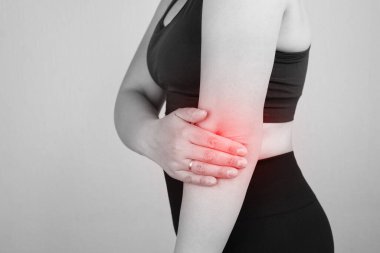 Dirsek ağrısı, el ağrısı, siyah beyaz fotoğraf.