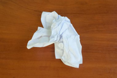 Masanın üzerine buruşmuş kağıt. Minimalizm. Yakın plan..