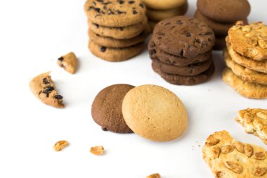 Beyaz arka planda yuvarlak kurabiyeler. Beyaz ekmekli kurabiyeler.