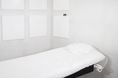 Kadınlar salonundaki boş beyaz kanepe. İç kısmın bir kısmı