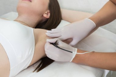 Kuaförde kadın koltukaltı elektrolizi.