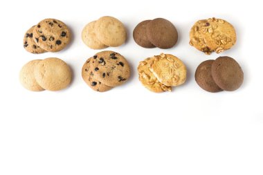 Beyaz arkaplanda farklı yuvarlak kurabiyeler var. Kopya alanı, metin için yer. Beyaz arkaplanda çerezler