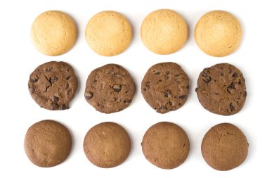 Beyaz arkaplanda farklı yuvarlak çerezler