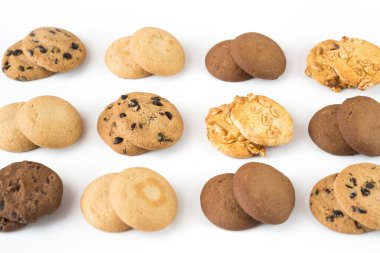 Beyaz arkaplanda farklı yuvarlak çerezler