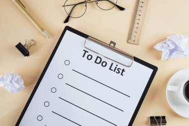 Ofis malzemelerini listelemek, bej arka planda izole etmek, boşluğu kopyalamak