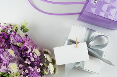 Farklı mor çiçeklerden oluşan bir buket hediye, beyaz arka plan. Bayram hediyesi, Kadınlar Günü, Düğün, Anneler Günü, 8 Mart. Hediye paketinde çiçek aranjmanı. Şablon.