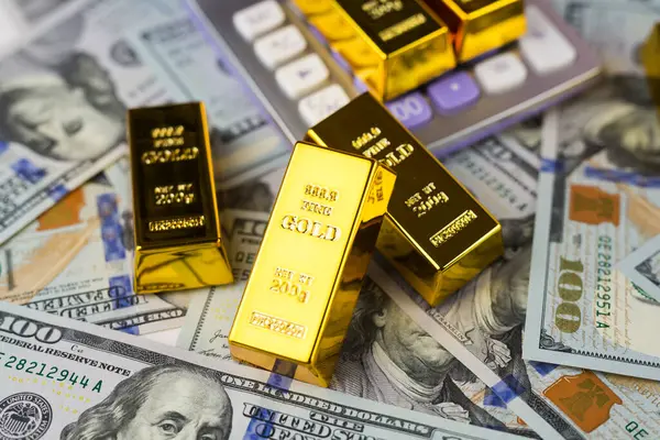 Altın külçeleri, dolar. ABD doları banknotları, ekonomik yatırım, takas, ticaret ve yatırım kavramı üzerine altın külçesi.