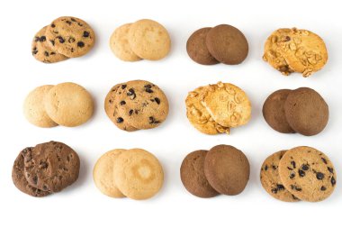 Beyaz arkaplanda farklı yuvarlak çerezler