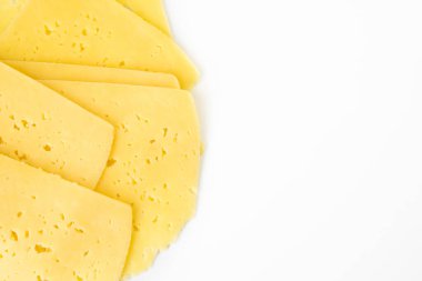 Beyaz arka planda izole edilmiş peynir dilimleri ve kopyalama alanı. Metin için yer.