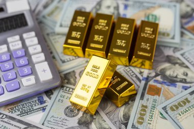 Altın külçeleri, dolar. ABD doları banknotları, ekonomik yatırım, takas, ticaret ve yatırım kavramı üzerine altın külçesi.