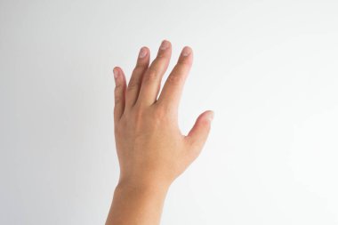 jest, beyaz arka planda elle izole edilmiş kırpma yolu da dahil. Kadın eli beyazın üstünde.