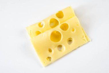 Beyaz arka planda izole edilmiş peynir dilimleri. Maasdam peyniri