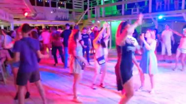 11.07.2021 Kirillovka Zaporizhia bölgesi Ukrayna 'nın deniz kıyısındaki dans eden insanların videosunda