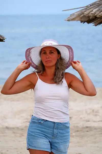 Denizin arka planında genç bir kızın portresi