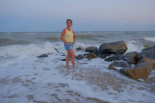 Gün batımında sahilde bir kız.