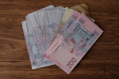 Ukraynalı Hryvnia, siyah arka planda 50 'lik Ryhrynia banknotları.