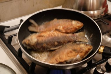 Tavada kızarmış balık.