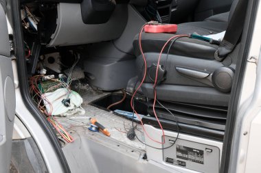 Şehirde araba kazası. araba tamir istasyonu