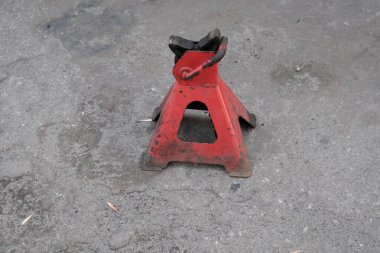 Yerde yatan paslı metal bir çekicin yakın plan çekimi.