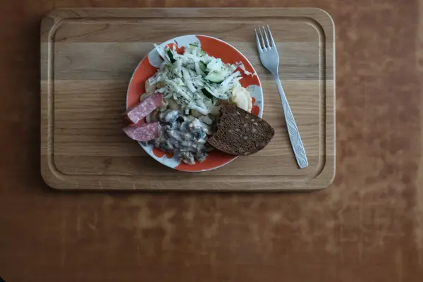 sermaye salataya Olivier kahverengi zemin ahşap et sebze