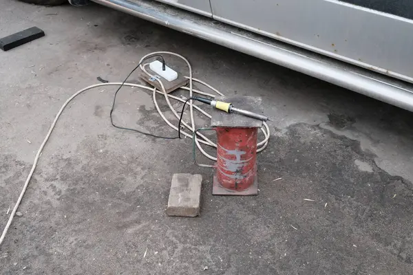 Kırmızı yangınlı elektrikli araba... araba tamirhanesi