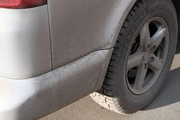 Bir araba tekerleğini kapat.