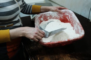 Masada hamur yapan şefin elleri.