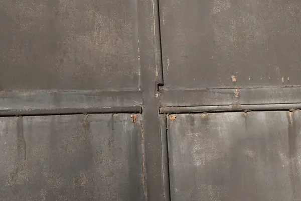 Demir garaj kapı açık gri renk ışık seribristyj von ışık seribristyj von kışın garaj kapısında