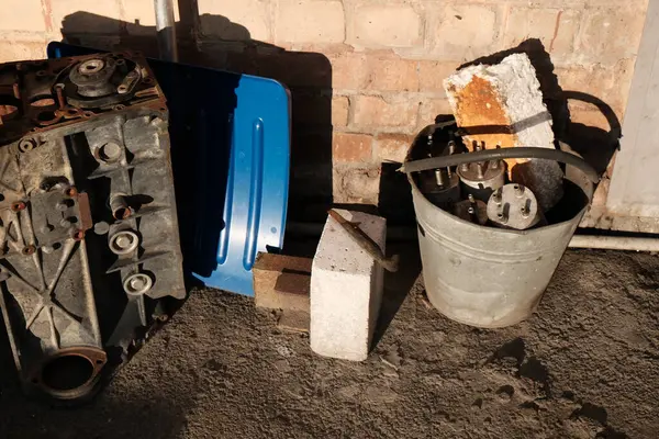 Garajdaki eski paslı metal makine.