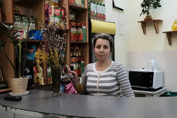 bir kadın bir mutfak