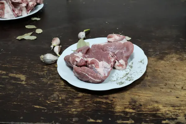 Sarımsaklı ve biberiyeli taze domuz pirzolası.