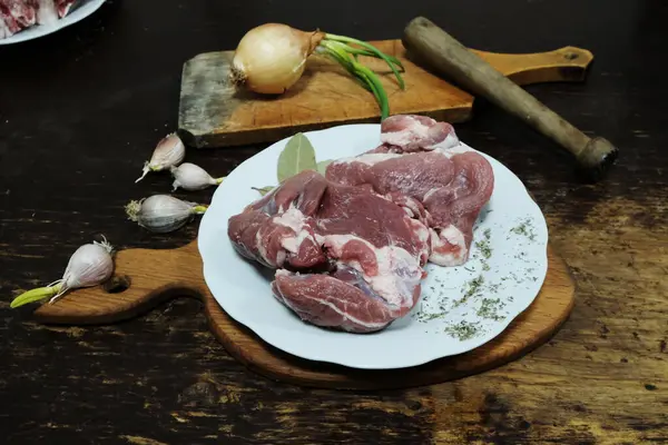 Yeşil soğan sarımsak karanfil yanında yemek için çiğ et. sığır eti, yığın, biftek, sarımsak, soğan, et dövdüğü için öğeleri