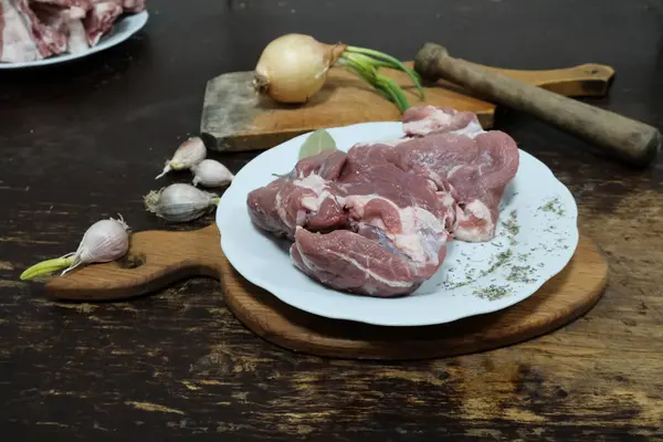 Yeşil soğan sarımsak karanfil yanında yemek için çiğ et. sığır eti, yığın, biftek, sarımsak, soğan, et dövdüğü için öğeleri