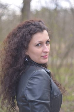 Siyah ceketli bir kız.