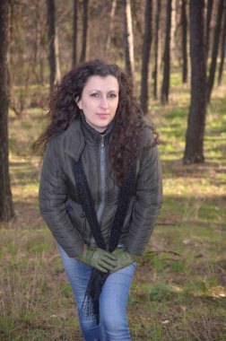 Sonbahar parkında uzun saçlı genç bir kız.