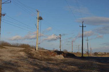 Akşamları kırsal kesimde elektrik hatları...