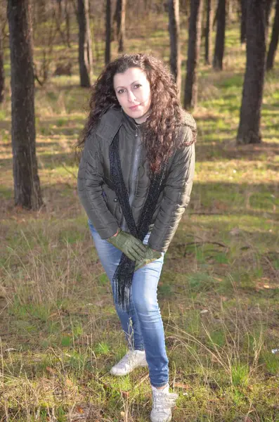 красива дівчина позує в парку