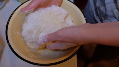 Mutfakta hamur pişirme işlemi