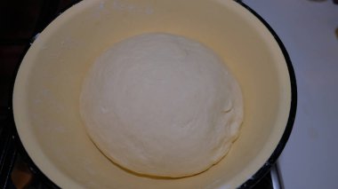 Merdaneli bir hamur kasesinin yakın plan çekimi.