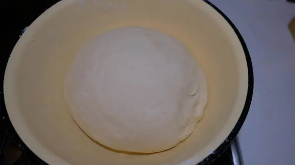 Tahta masadaki lezzetli bir hamurun yakın plan çekimi.