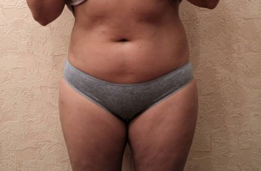 Orta yaşlı bir kadın açık renk külotla boy gösteriyor. Beyaz adam 1.