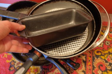 Yerdeki Yığın Tava Şeklinde Yığılmış Çeşitli Metal Pişirme Utensilleri Kahverengi Arkaplan 1