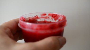 Plastik bir kutuda arka planda oturan birinin elinde Malna sıkıştı. Yüksek kaliteli FullHD görüntüler