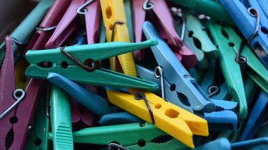 Kutudaki farklı renklerdeki mandallar kamera hareketine sahiptir. Yüksek kaliteli FullHD görüntüler